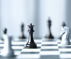 Imagem de um tabulaeiro de xadrês, onde se destacam algumas peças. Crédito: Shutterstock.