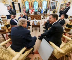 Fotografia de Donald Trump e Mark Rutte (NATO) sentados lado a lado na sala oval a conversar.  Créditos: shutterstock