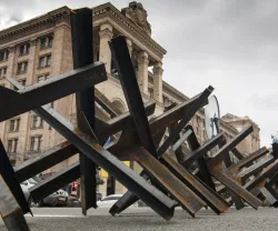 Ima de barreias anti-tanque espalhadas pela praça central de Kyiv, Ucrânia. Créditos: shutterstock