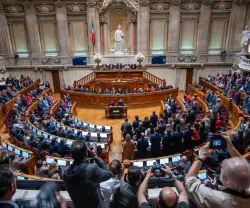 Imagem do interior da Assembleia da República, com vários ministros e grupos parlamentares. Créditos: shutterstock