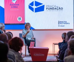 Imagem de uma plateia, onde estão sentados a debater um homem e uma mulher: o neurologista Alexandre Castro Caldas e escritora Lídia Jorge.