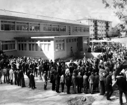 Imagem a preto e branco de uma fila de pessoas para ir votar, nas primeiras eleições livres em Portugal.
