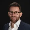 Imagem de Thomas Curran, psicólogo britânico especialista em perfecionismo