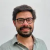 Imagem de Tiago Godinho, consultor e formador na área da Inteligência Artificial Generativa 
