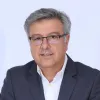 Retrato de Óscar Afonso, diretor da Faculdade de Economia do Porto, sobre um fundo lilás.