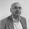 Imagem de um homem de origem indiana, Chietigj Bajpaee, investigador sénior na Chatham House, sob um fundo branco. Crédito: Chatham House