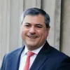 Retrato de Jason Bordoff, colunista da Foreign Policy, com uma parede de fundo.