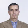 Retrato de Nuno Torres, coordenador do Gabinete de Estudos Económicos, Empresariais e de Políticas Públicas da FEP, sobre um fundo cinzento claro.