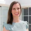 A investigadora em ciências da comunicação, Patrícia Dias, ao ar livre, num dia de sol. Crédti: D/R