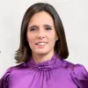 Retrato de Sílvia Nunes, diretora sénior na Michael Page, sobre um fundo bege.