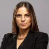 Retrato de Sara Aguiar, gestora de marca e produtos digitais na "Procter & Gamble", sobre um fundo cinzento.
