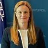 Retrato a cores de Carla Costa, Inspetora-Chefe na Unidade Nacional de Combate ao Cibercrime e Criminalidade Tecnológica.