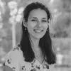Retrato a preto e branco de Carolina Esteves Soares, especialista na área do apoio a vítimas de cibercrime e violência digital na APAV.
