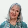 Retrato de Catarina Roseta Palma, sorridente. É professora associada de Economia no ISCTE.