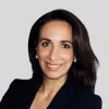 Retrato de Daniela Melo, investigadora de Ciência Política na Universidade de Boston, sobre um fundo cinzento.