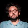 Frederico Batista, autor do livro «Pais Nossos», sobre um fundo preto.