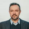 Retrato do politólogo Pedro Magalhães sobre um fundo cinzento claro.