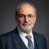 Retrato de Tito de Morais, fundador do projeto «MiudosSegurosNa.Net», sobre um fundo escuro.