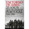 Capa do livro «Em Torno de Abril», com soldados em frente ao rio Tejo.