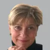 Retrato a cores da economista Isabel Grilo. Fundo cinzento.