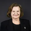 Retrato da jornalista Maria João Avalliez, sobre um fundo preto