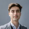 Um homem com 25 anos, de fato sob fundo neutro. D/R.