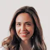 Retrato a cores de Francisca Magano, diretora de Programas e Políticas de Infância na UNICEF. Fundo claro.
