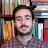 Retrato de um homem, o historiador Francisco Mangas. Fundo: uma estante com livros.