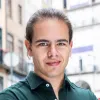 Imagem de um homem, Hugo Carvalho, num ambiente de rua.