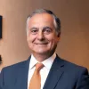 Retrato a cores de um homem, o CEO do banco BPI, João Pedro Oliveira e Costa.