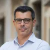 Retrato de um homem, o jornalista Luís Rosa, na rua. Créditos: João Porfírio