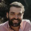 Retrato de um homem, o marketeer digital Rui Passos Rocha, a rir.