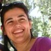 Retrato a cores de uma mulher, a investigadora Sónia Ribeiro. 