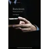 Capa do livro «Bancários, retratos com data-valor»: um homem, de fato, a mexer num telemóvel.