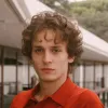 Retrato de um rapaz, jovem, vestido com um polo vermelho. 