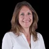 Imagem de uma mulher, a investigadora Patrícia Daehnhardt, sob fundo neutro. D/R