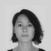 Imagem de uma mulher jovem, a investigadora Laura Leglise sob fundo neutro. D/R