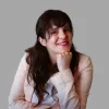 Imagem de uma mulher jovem de cabelos escuros, a esconomista Ana Isabel Sá.