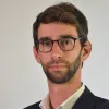 Um homem jovem, de óculos e barba, o especialista em Economia e Finanças Gonçalo Vieira da Luz. D/R.